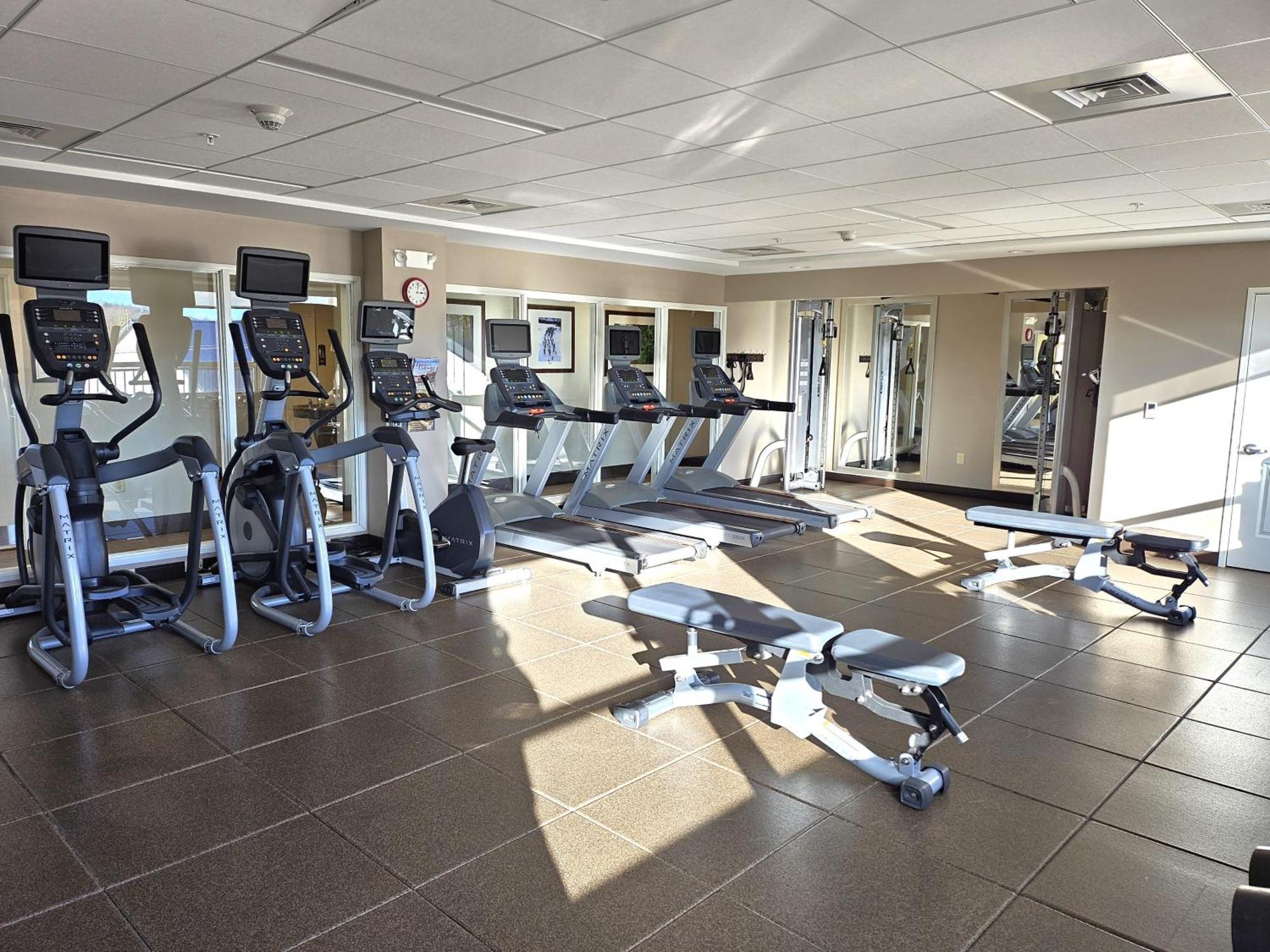 Staybridge Suites Marquette By Ihg Exterior photo