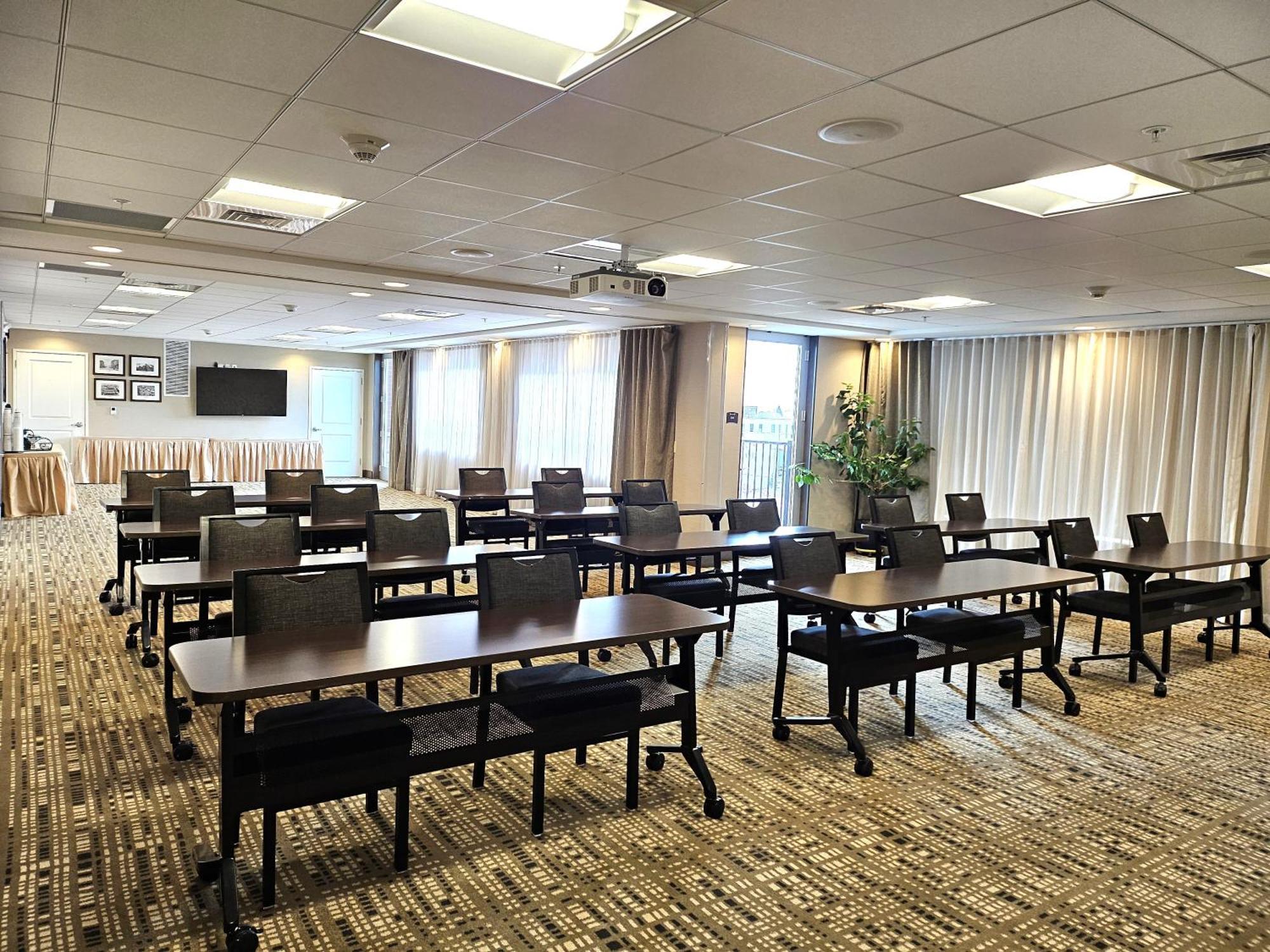 Staybridge Suites Marquette By Ihg Exterior photo